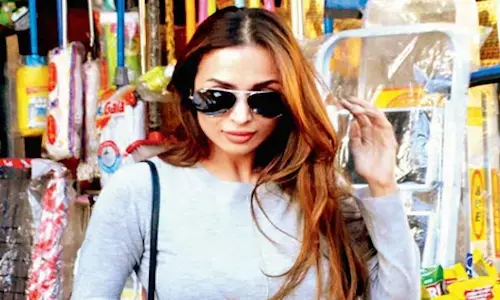 ఆ రిసెప్షన్ మాదే అన్నట్టు ఉన్నారుగా!!