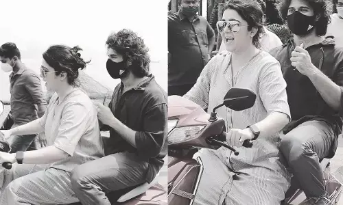 ఛార్మి – విజయ్ స్కూటీ రైడ్!